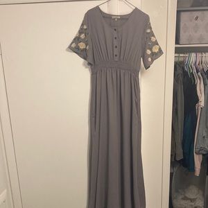 Maxi purple dress with flower sleeves. Polagram brand size M